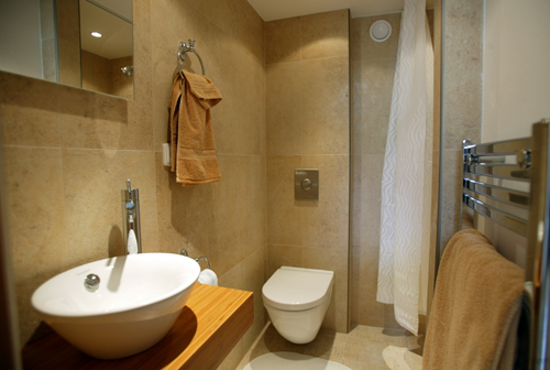 bathroom in Zborovska apartment, an apparatment in Prague. Apartment Zborovska is offered by Prague Accommodation and Apartments in Prague, is close to Prague’s Charles Bridge and Mala Strana. Also close by is the dancing building Accomdations in Prague is Appartament in Prag’s speciality