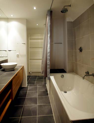 
bathroom in Janska 7, appartament 4.  Prague Hotel apartment accommodation is offered here by accommodation in Prague and Prague apartments and Apartments in Prague. This short-term apartment rental Accomodation is close to Prague’s Charles Bridge and Malostranske Namesti being in Mala Strana