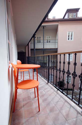 
balcony in Janska 7, appartament 4.  Prague Hotel apartment accommodation is offered  by accommodation in Prague. Prague Hotel apartment accommodation is offered here by accommodation in Prague and Prague apartments. This short-term apartment rental Accomodation is close to Prague’s Charles Bridge and Malostranske Namesti being in Mala Strana