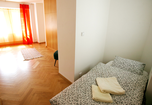 
Extra bed off the orange living room in Residence Janska, appartment 4 an apparatment in Prague. Apartment 4 is offered by Prague Accommodation and Apartments in Prague, is close to Prague¹s Charles Bridge and Malostranske Namesti being in Mala Strana, heart of Prague